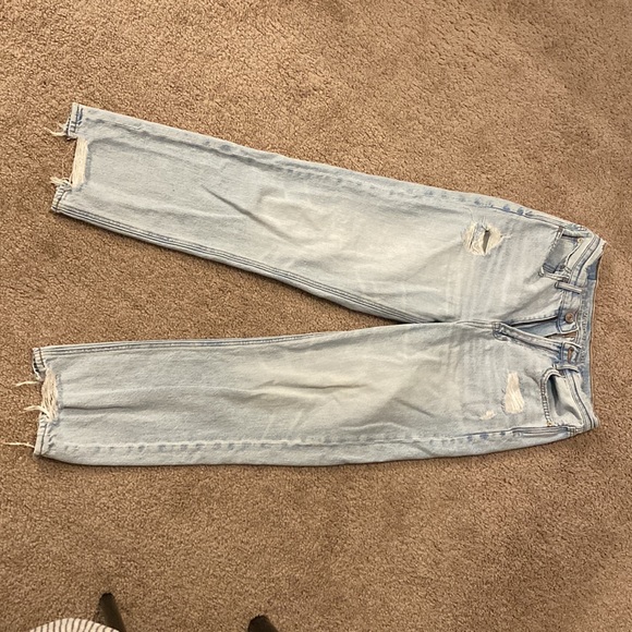 Light wash, straight leg, high waisted mom jeans - Picture 3 of 3